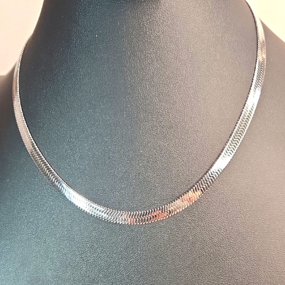 Jennifer Zeuner Allie Necklace Silver IP Plated Herringbone inclu Dust Bag NWT
